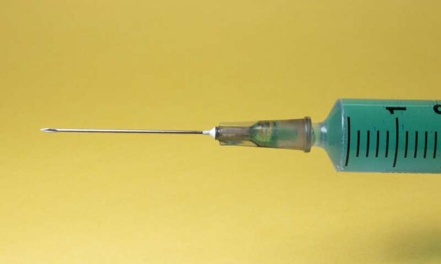 خطر واکسن‌های تقلبی کرونا در بازار سیاه / لزوم استفاده از ظرفیت داروخانه‌ها