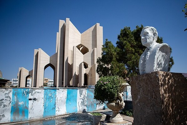 مقبره الشعرا گرفتار در میان آهن پاره‌ها