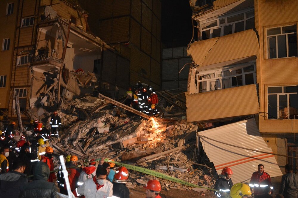 پنج فوتی و ۱۵ مصدوم در حادثه ریزش ساختمان پنج طبقه تبریز