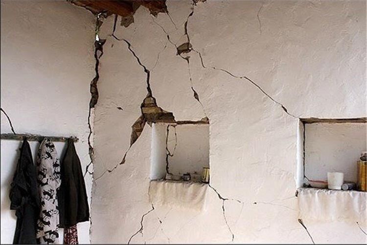 زلزله‌های اخیر تبریز موجب ترک خوردگی برخی منازل مسکونی روستایی و شهری شد