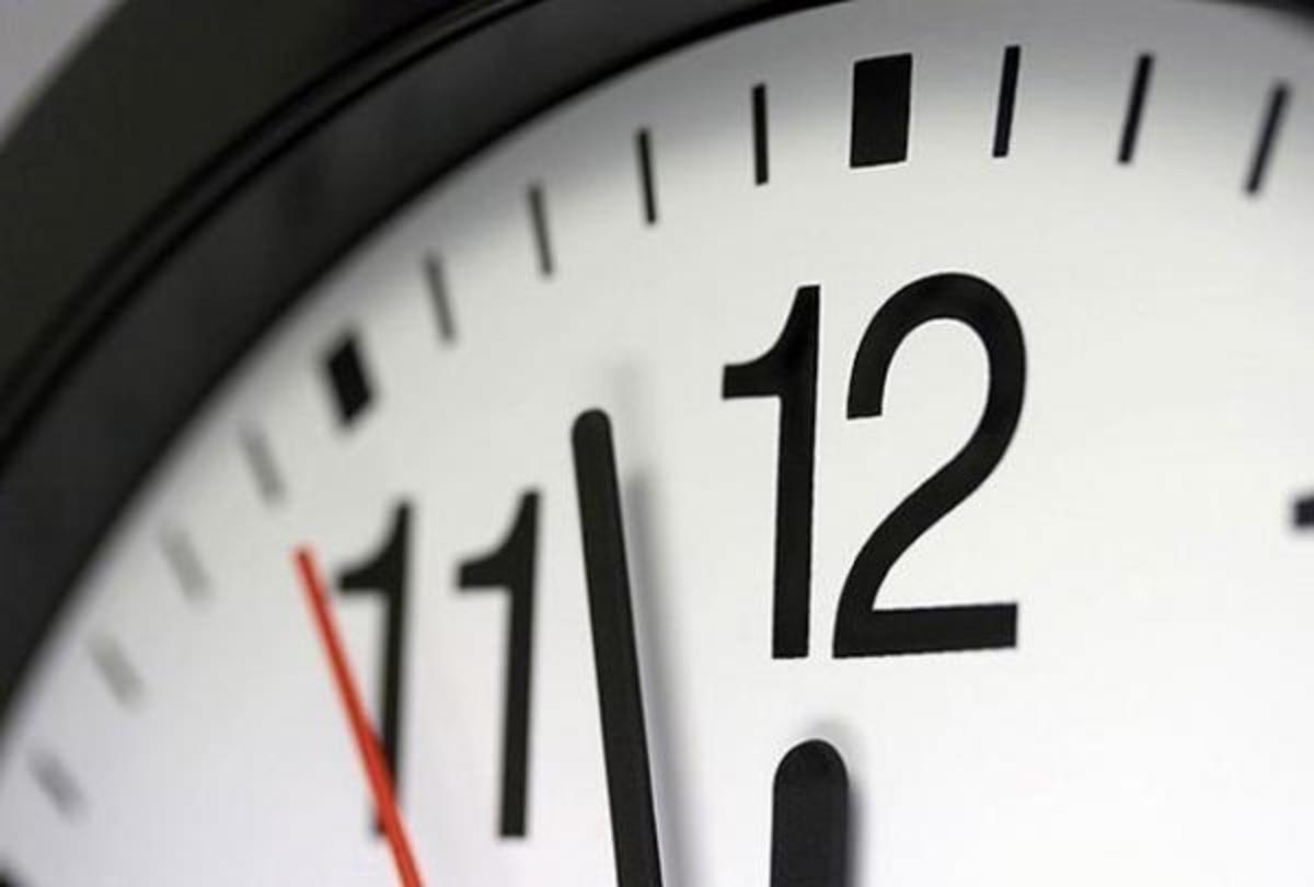 تغییر ساعت رسمی چه معایب و مزایایی دارد؟