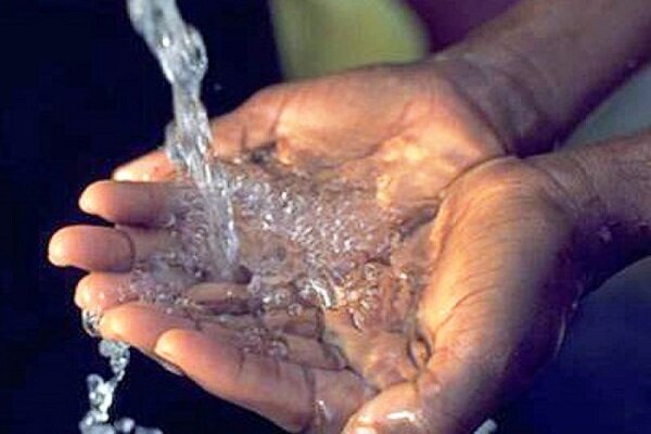 مصائب آبِ طعم دار و بودار در تبریز/ مردم به آب معدنی پناه آوردند