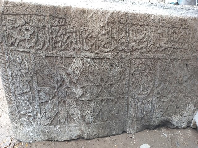 کشف سنگ باستانی حجاری‌ شده در شهرستان سراب