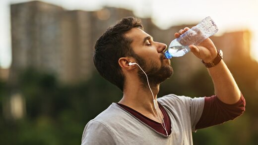 دوست ندارید ۸ لیوان آب بنوشید این مطلب را بخوانید/ ۱۰ راهکار برای تامین آب روزانه بدن