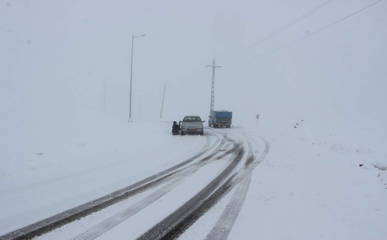تردد بدون زنجیر چرخ در جاده‌های برفگیر آذربایجان‌شرقی ممنوع است