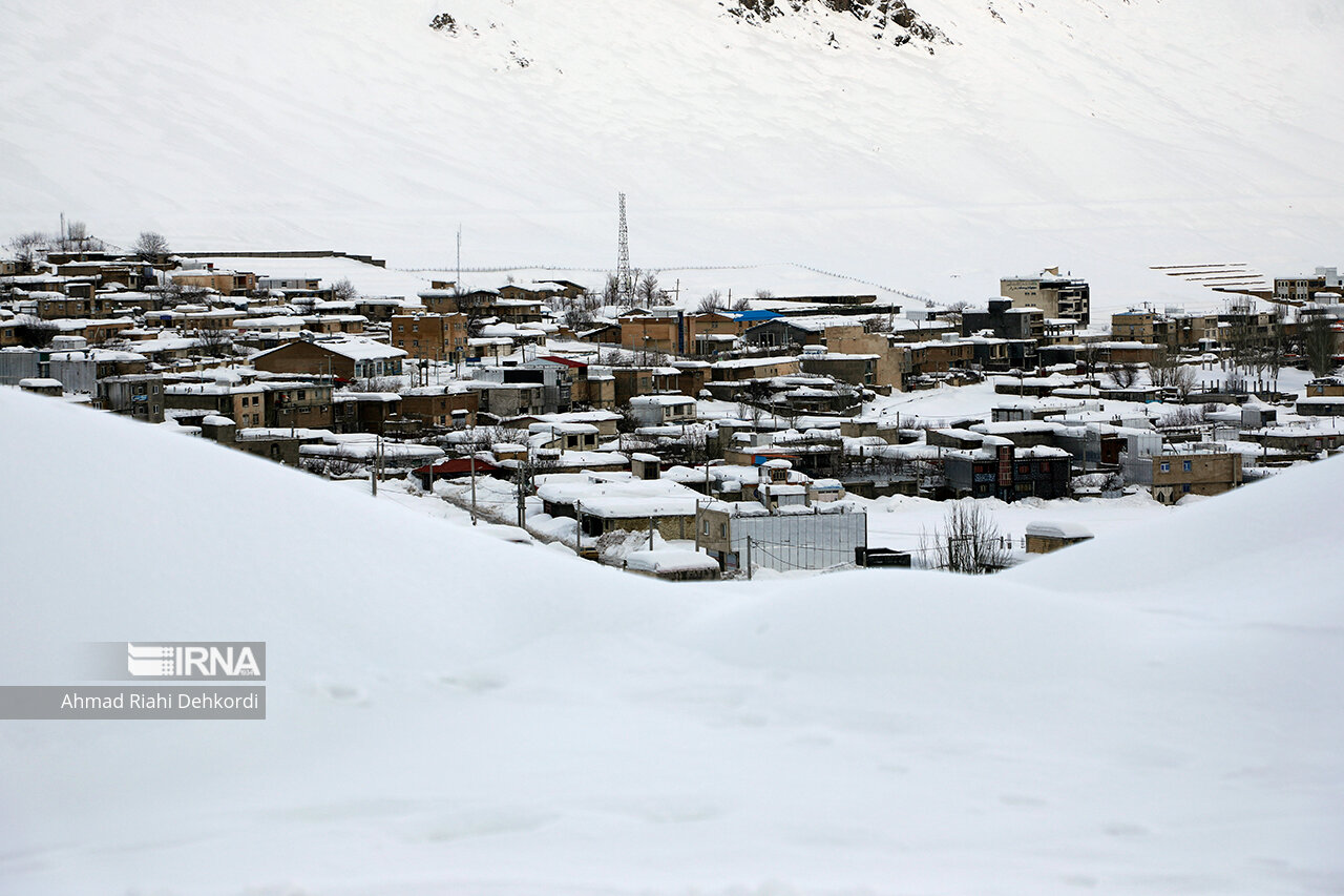 بارش برف راه ارتباطی ۲۰ روستای آذربایجان‌شرقی را مسدود کرد
