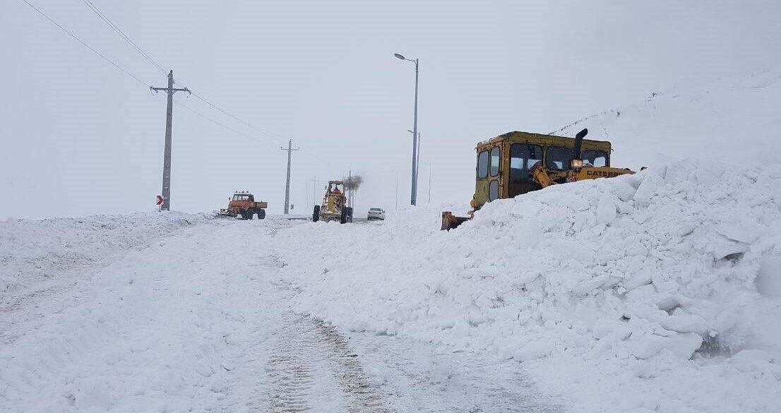 برف و کولاک راه ارتباطی ۵۰ روستای آذربایجان‌شرقی را بست