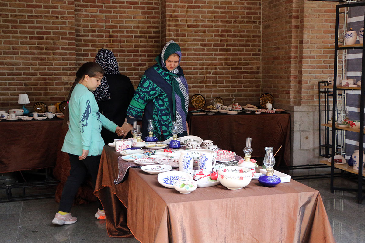 گزارش تصویری/ نمایشگاه صنایع دستی در مسجد کبود