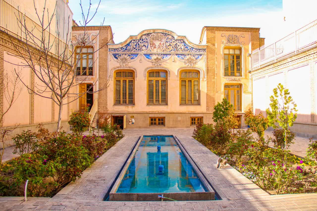 از ایوان تا حیاط؛ تماشای هندسه‌ی زیبایی خانه‌ی حریری