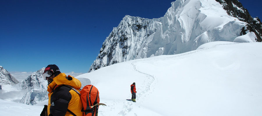 نجات 47 کوهنورد و 26 خودروی گرفتار برف در آذربایجان شرقی
