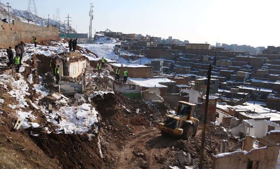 تخریب تعدادی از خانه‌های متروکه‌ی مناطق حاشیه نشین تبریز