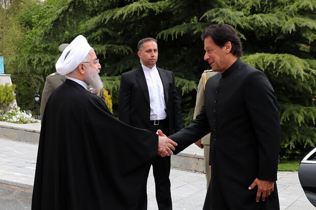 روحانی از نخست وزیر پاکستان استقبال کرد