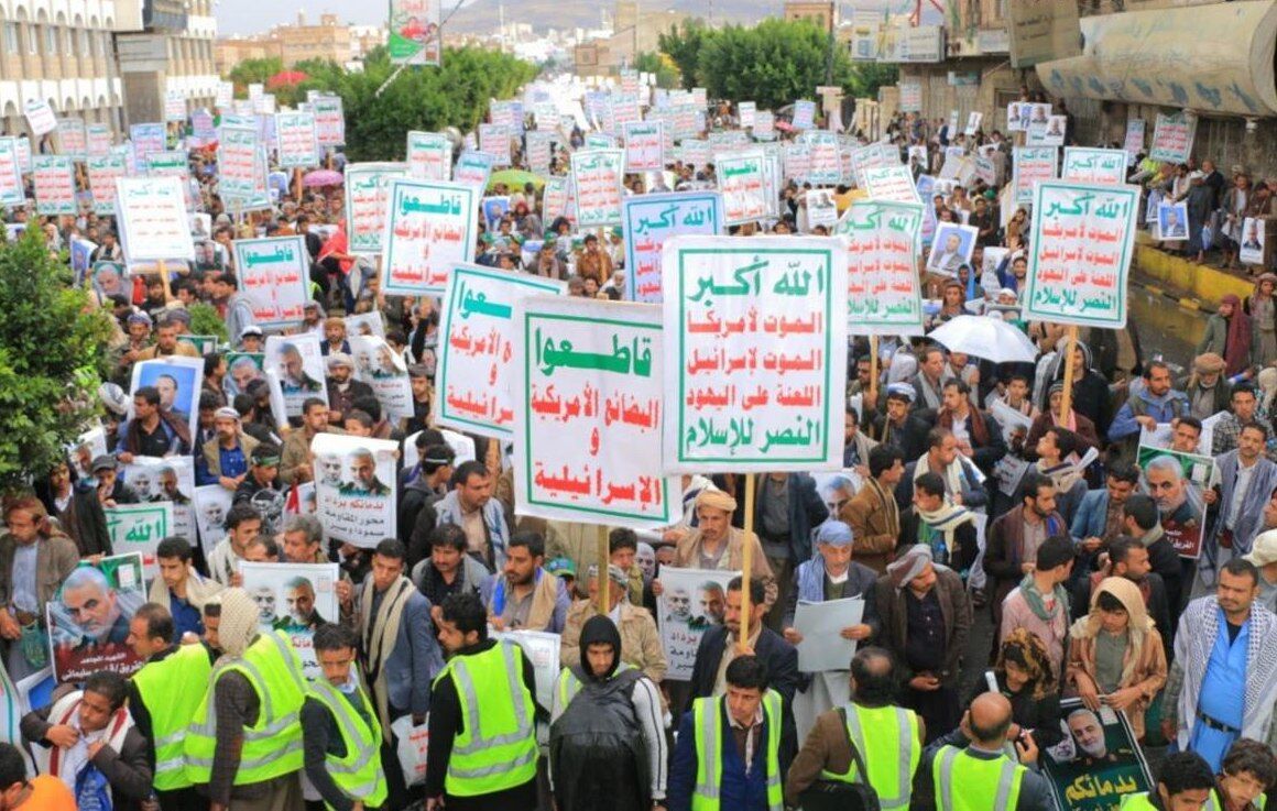 یمنی‌ها برای سردار سلیمانی و شهدای مقاومت به خیابان‌ها آمدند
