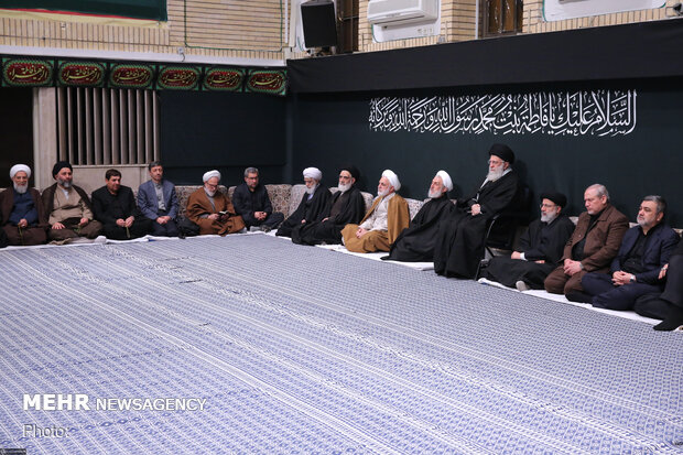 در حسینیه امام خمینی(ره)؛ اولین شب مراسم عزاداری حضرت زهرا(س) با حضور رهبر انقلاب برگزار شد
